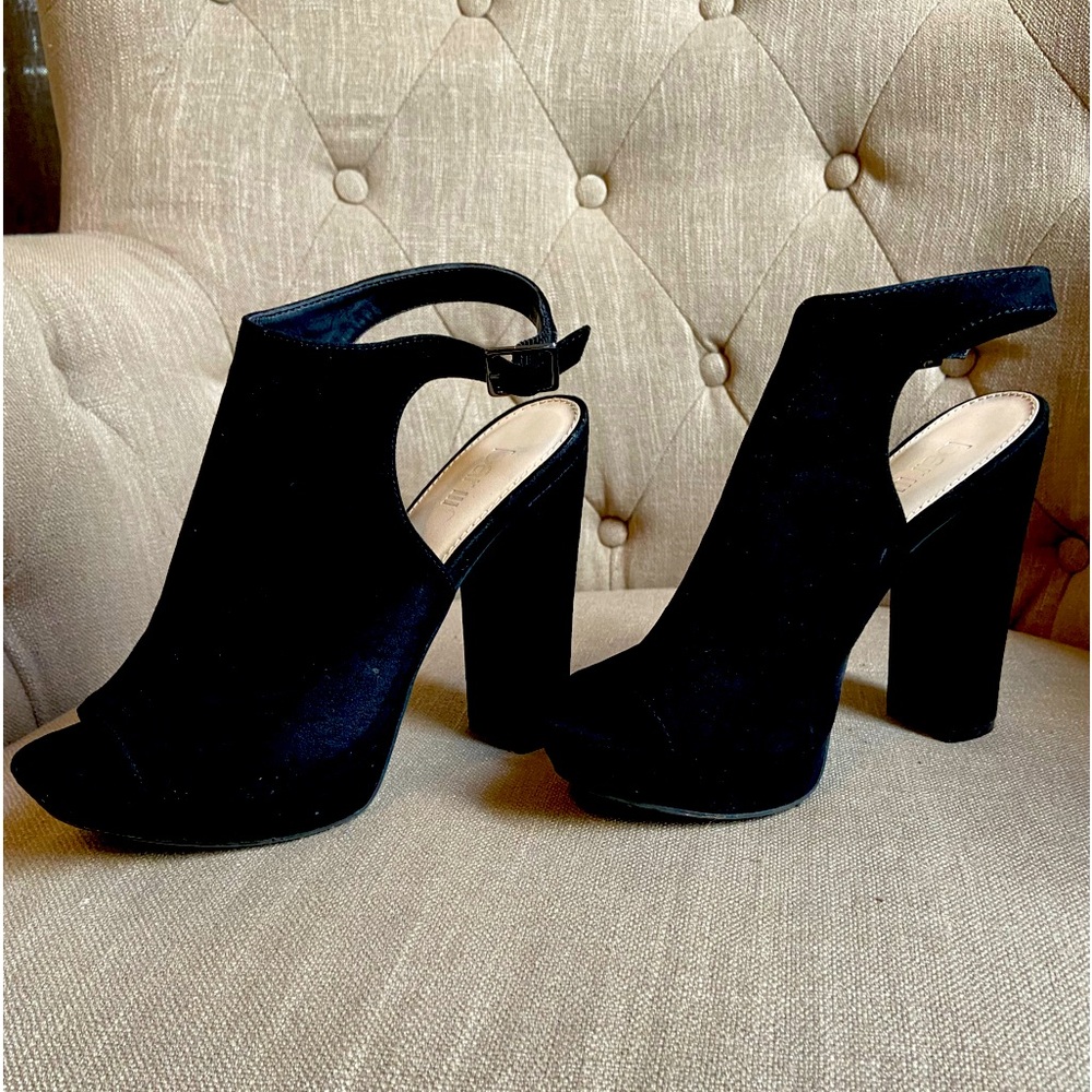 Women’s Bar III black suede shoe boot heel size 7
